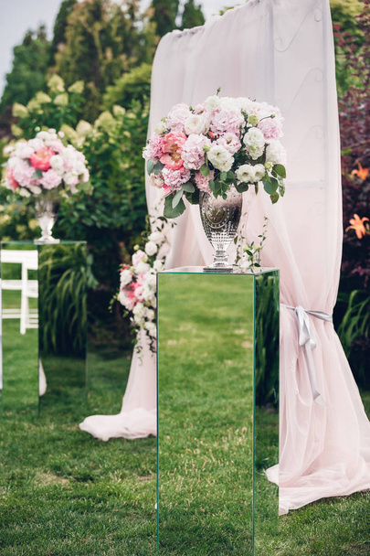 Flower compositions in wedding decoration - Zdjęcie, obraz
