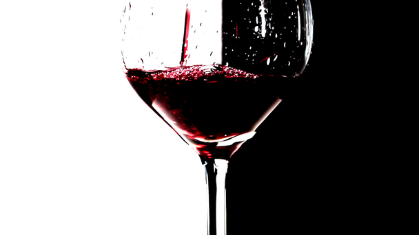Kırmızı şarap cam, ağır çekim içine dökme  - Video, Çekim