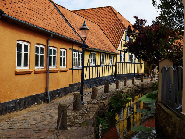 Typical small street with old houses Denmark - Φωτογραφία, εικόνα