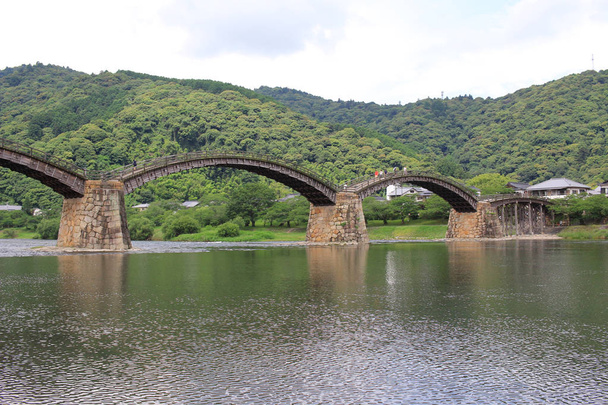 Puente Kintai que cruza el río Nishiki
 - Foto, Imagen