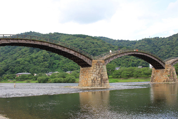 Pont Kintai enjambant la rivière Nishiki
 - Photo, image