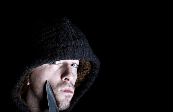 ladrón con un cuchillo a punto de asaltar a la víctima
 - Foto, Imagen