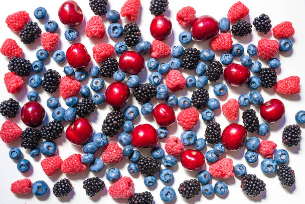 Nyári gyümölcsök és bogyók. 6 féle nyers organikus mezőgazdasági termelő bogyók - málna Szeder áfonya eper piros ribizli egres. - Fotó, kép