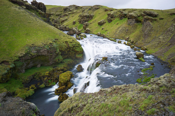 クヴォルスヴォールルの滝、アイスランドのマウンテン ビュー. - 写真・画像