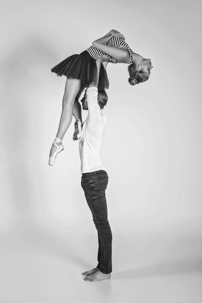 man lifting up woman  - Foto, Imagen