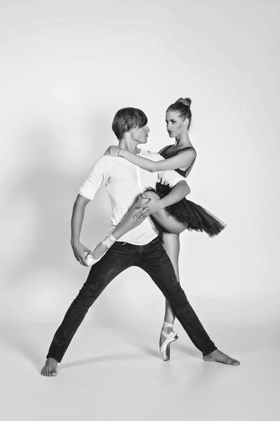 schöner Mann mit Ballerina - Foto, Bild