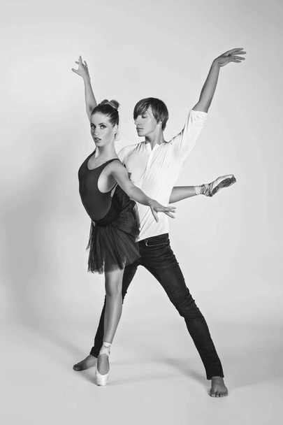 красивий чоловік тримає балерину
 - Фото, зображення