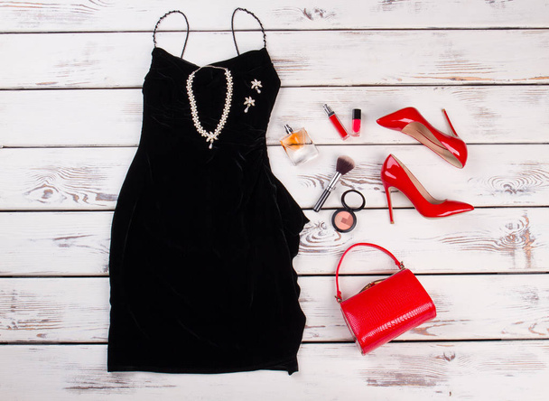 Vestido negro y accesorios de moda
. - Foto, imagen