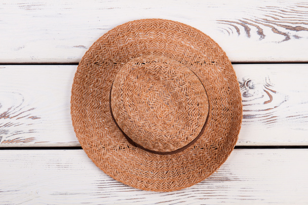 Straw hat on wooden table. - Foto, Imagem