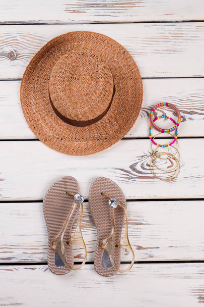 Соломенная шляпа, сандалии, браслеты
. - Фото, изображение