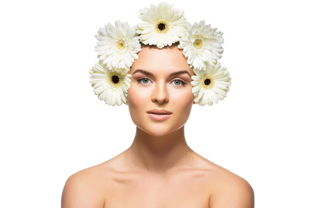 όμορφο κορίτσι με λευκά λουλούδια στο κεφάλι - Φωτογραφία, εικόνα