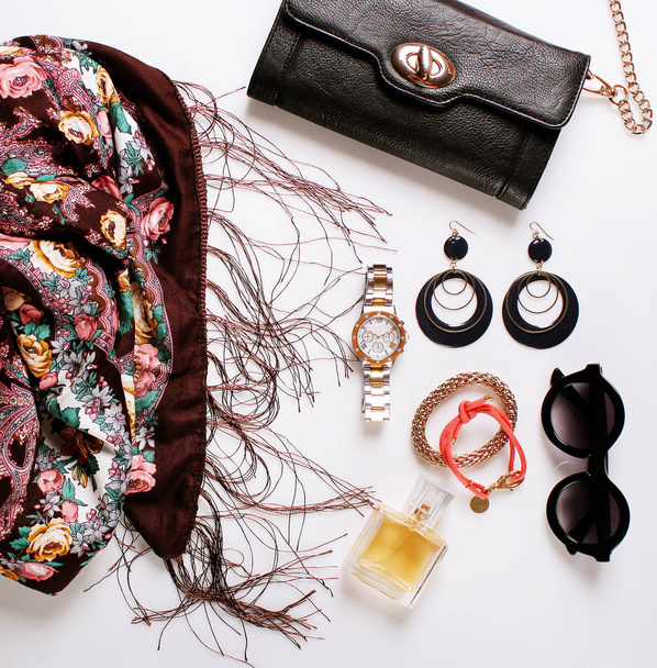 hermosa bufanda de moda, gafas de sol, perfume, pendientes sobre un fondo blanco. accesorios para damas
 - Foto, Imagen