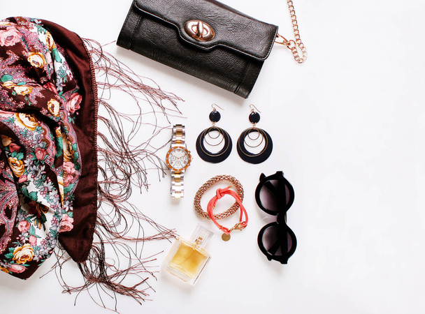 красивый модный шарф, солнечные очки, духи, серьги на белом фоне. аксессуары для женщин
 - Фото, изображение