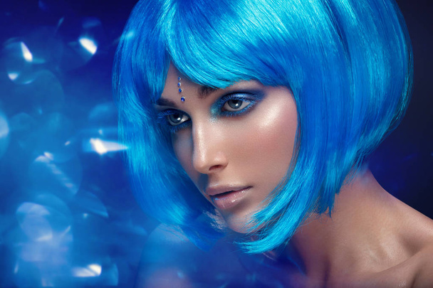 Bella donna con la parrucca blu
 - Foto, immagini