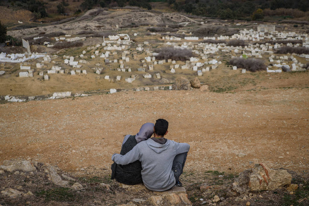 Coppia sulla collina sopra la cementeria Fez, Marocco Nord Africa
 - Foto, immagini