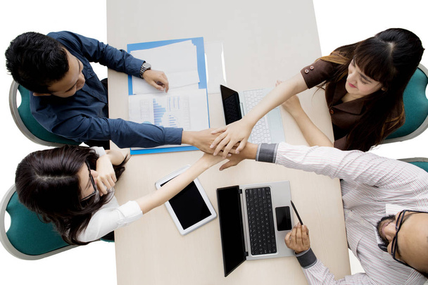 Business team lid te worden van handen boven tafel - Foto, afbeelding