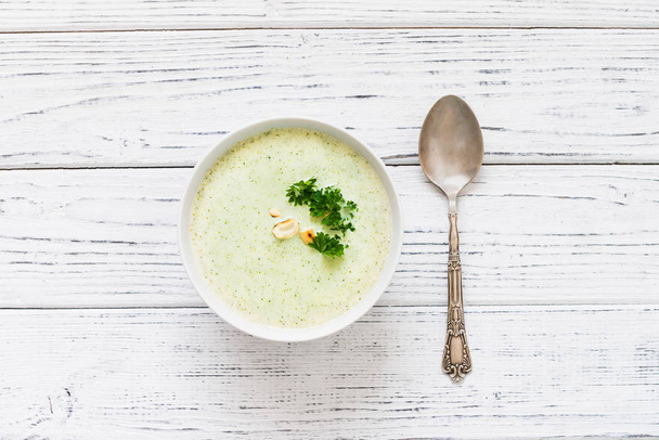 Sopa verde de crema sana con brócoli, anacardo, perejil. Vista superior
 - Foto, imagen
