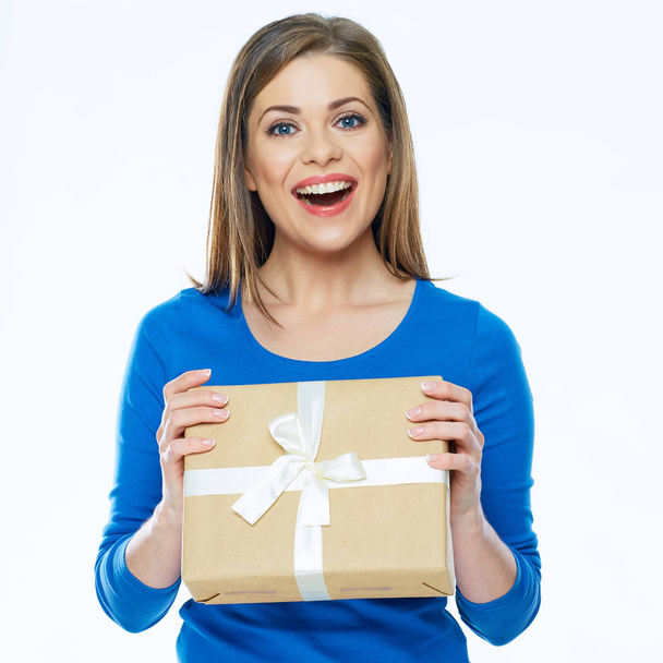 woman  holding paper gift box - Foto, afbeelding