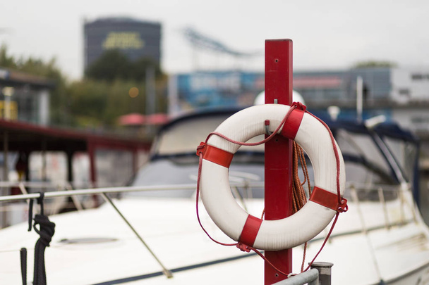 bir marina önünde kırmızı yeleğini - Fotoğraf, Görsel