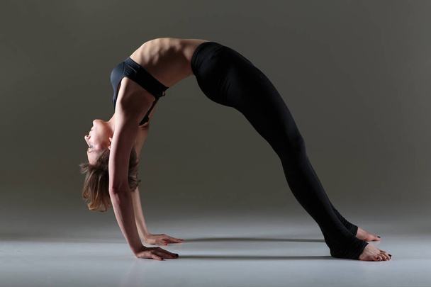 mujer haciendo yoga - Foto, imagen