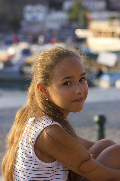 hübsches junges Mädchen in der Nähe des Mittelmeeres, das sich freut. Antalya, Türkei, Yachthafen - Foto, Bild