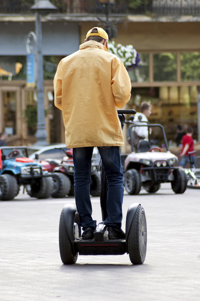 człowiek jeździ skutera segway - Zdjęcie, obraz