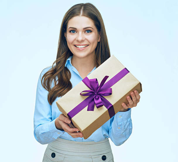 woman in shirt holding gift box - Foto, Bild