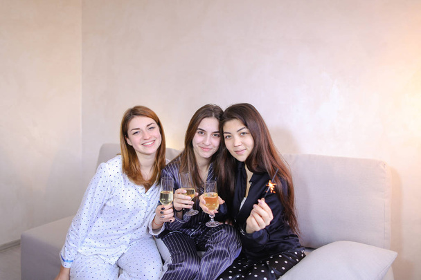 Cool přátelské kamarádky trávit čas a drby, oslavit h - Fotografie, Obrázek
