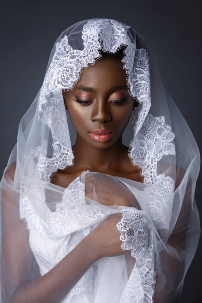 Black woman bride in veil - Foto, imagen