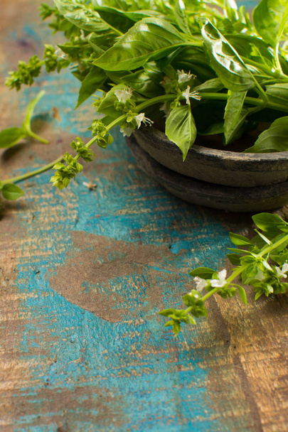 La mejor hierba mediterránea para cocinar: albahaca verde fresca con aroma y sabor dulce y fuerte sobre fondo de madera
 - Foto, Imagen