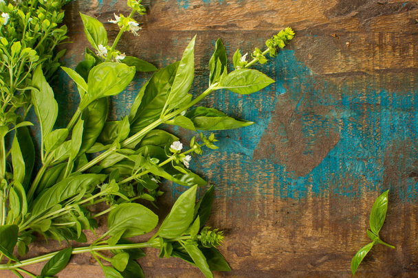 Melhor erva mediterrânea para cozinhar - manjericão verde fresco com aroma doce e forte e sabor no fundo de madeira
 - Foto, Imagem