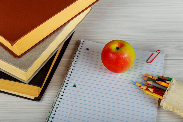 ноутбук с карандашами, калькулятором и различными школьными или офисными принадлежностями
. - Фото, изображение