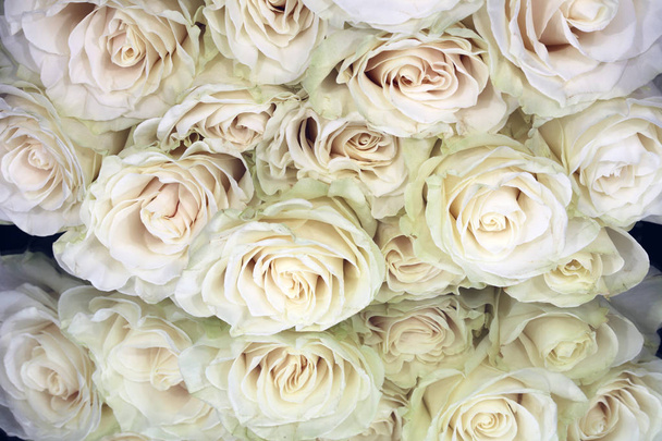 Ramo de rosas blancas
 - Foto, Imagen