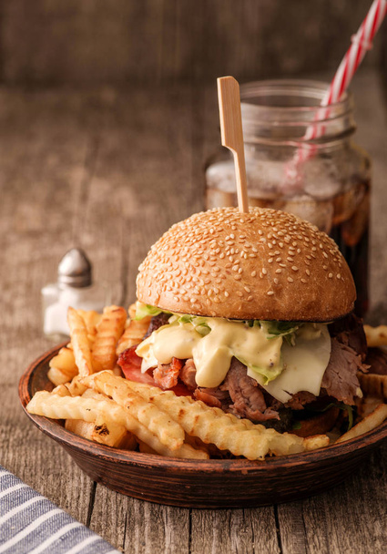 Свежеприготовленный домашний бургер с рубленой говядиной, сыром и фри
 - Фото, изображение