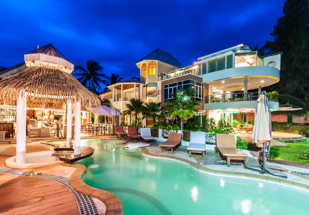 Resort de lujo con piscina y restaurante en Twiligh
 - Foto, imagen