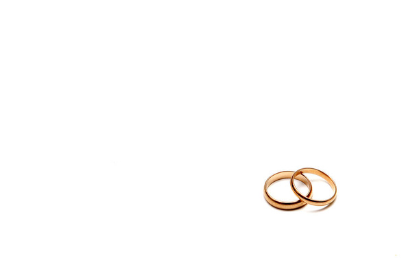 Gold wedding rings on white background - Foto, Bild