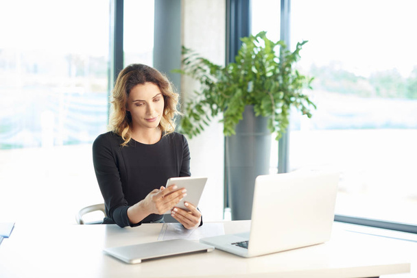 businesswoman using digital tablet - Φωτογραφία, εικόνα