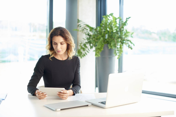 businesswoman using digital tablet - 写真・画像