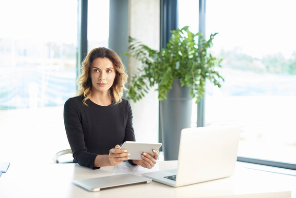 businesswoman using digital tablet - Foto, imagen