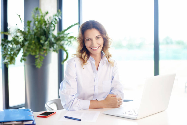 businesswoman sitting at desk and working - Fotoğraf, Görsel