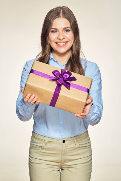 smiling business woman holding gift box - Foto, Imagen