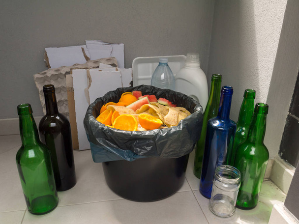 Отдельный сбор бумаги, пластика, стекла и органического мусора
 - Фото, изображение