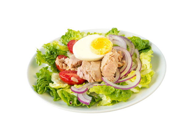 Салат из тунца на белой тарелке
 - Фото, изображение