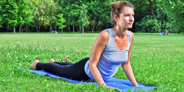 Jeune femme pendant la méditation de yoga dans le parc
 - Photo, image