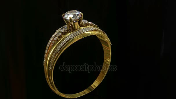 Zásnubní zlatý prsten s šperky drahokam válcování . - Záběry, video