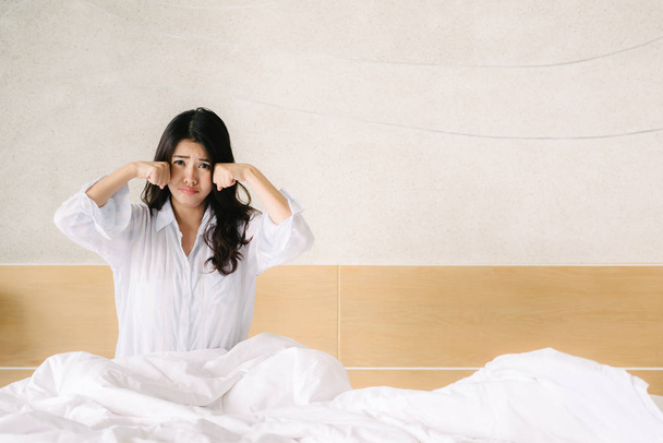 unglückliche asiatische Frau ist weinen im Schlafzimmer - Foto, Bild