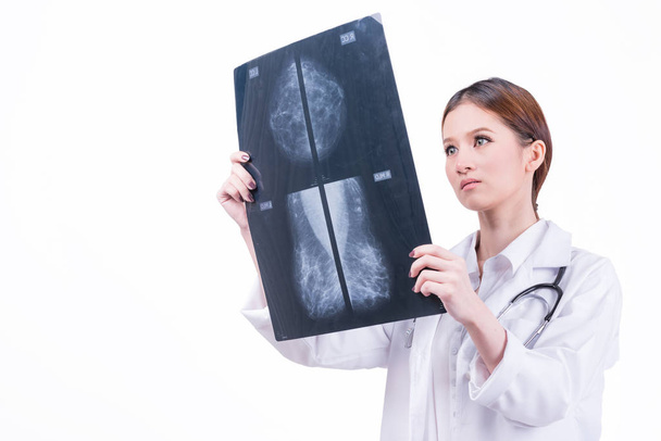 Жінка-лікар перевіряє рентгенівську плівку мамограми
 - Фото, зображення