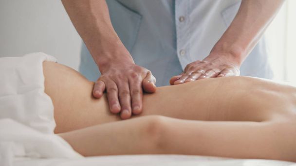 Salão de massagens. Mão masculina close-up
 - Foto, Imagem