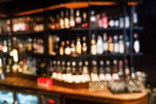 Visión borrosa vista de una persona borracha en el pub
 - Foto, imagen