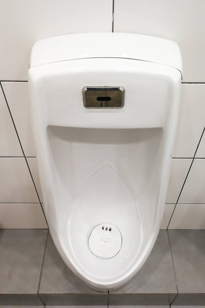 Moderno uomini igienici puliti orinatoi nel bagno pubblico toilette
 - Foto, immagini